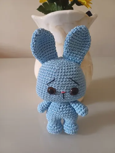 Coelhinho de crochê azul bebê