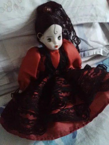 BONECA IMPORTADA ANABELLE (PORCELA E SEDA)
