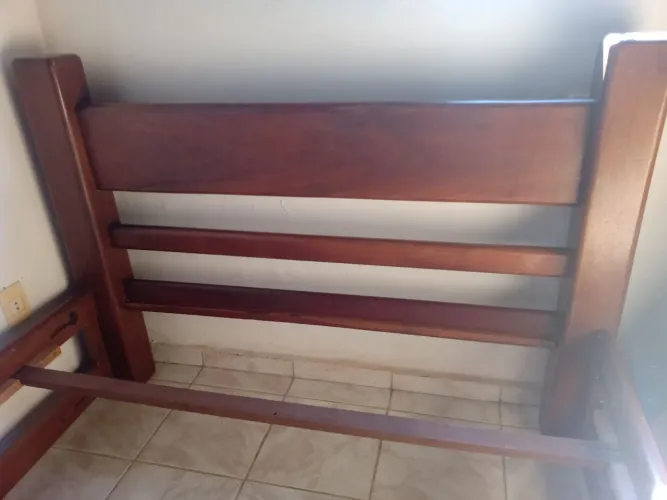 Cama de  casal madeira maciça mogno com 2 criados mudo 