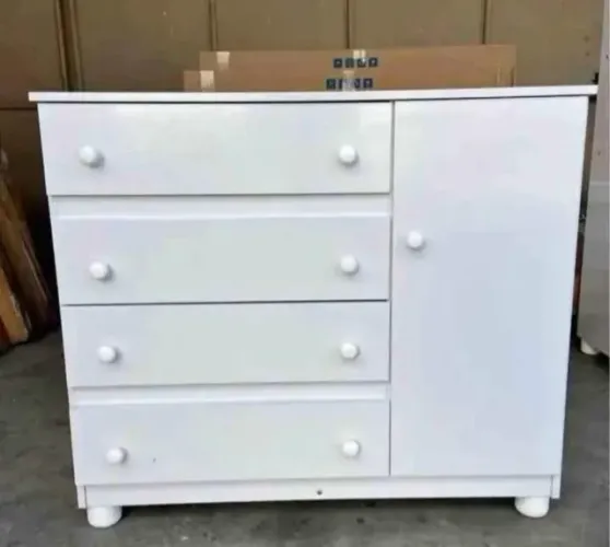 "Elegância e Durabilidade: Cômodas 100% MDF com 4 Gavetas e Puxadores de Bolinha"