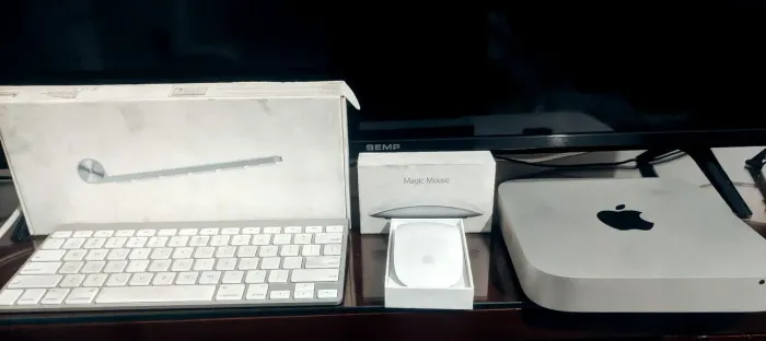 Apple 3x1 Mac Mini, Teclado e mouse 