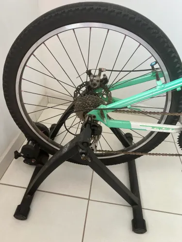 Bicicleta e rolo de treino 