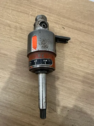 Cabeçote rosqueador usado em tornearia