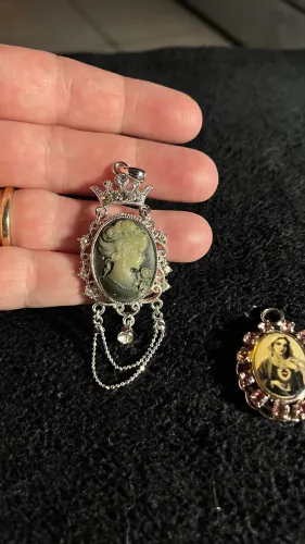 Brincos,pulseiras,colares ,camafeus?..