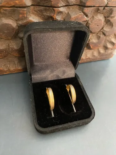 Par de alianças em ouro 18 k reta com design e charme especiais