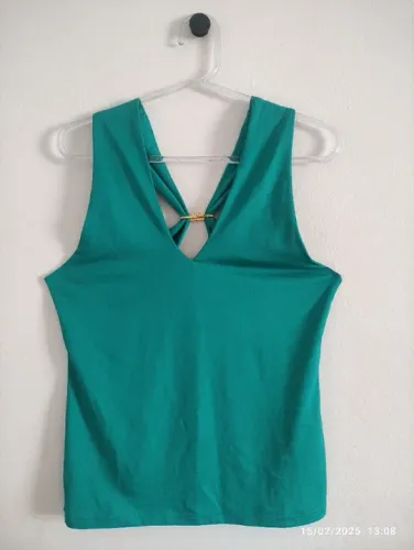 Blusa verde com metal nas costas