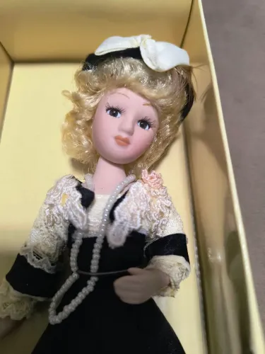Boneca porcelana colecionável 