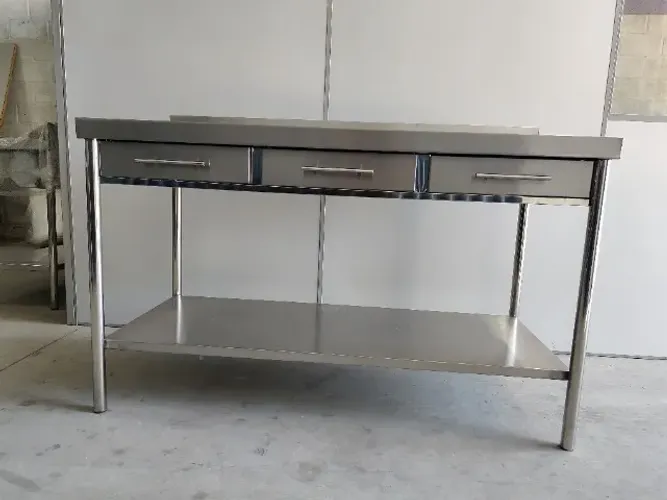 Bancada em Inox 1,80m x 0,70m, Gavetas Integrada, Prateleira, Tampo 22#, Estrutura Robusta