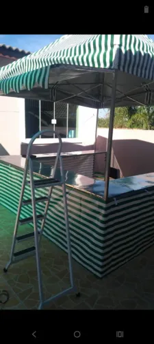 Barraca com chapas de aço 