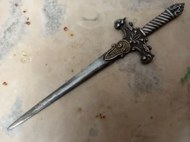 Abridor de carta, imita espada medieval, bem detalha. Visite meu perfil,+ itens a venda