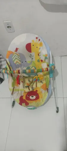 Cadeira de balanço infantil com estampa de animais