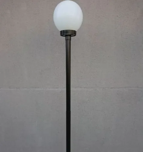 Poste de jardim com globo.