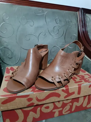 Vendo Sandália Marrom de Couro 