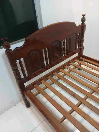 Cama de Madeira Clássica semi nova R$450 ENTREGO