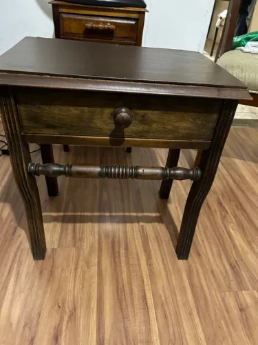 Mesa de canto em madeira