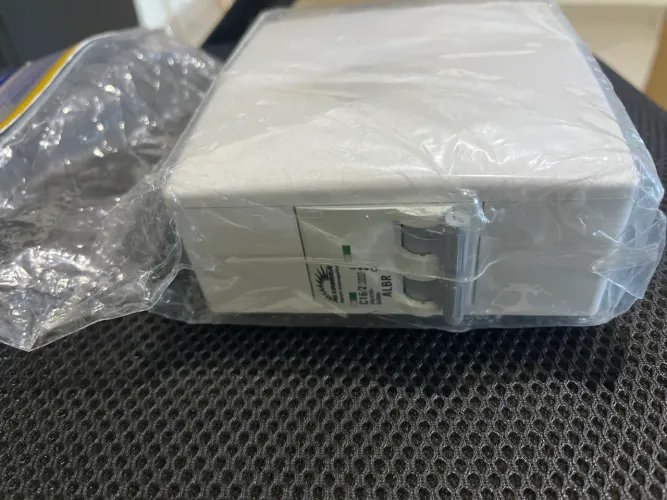 Disjuntor bipolar alumbra com tomada acoplada de 20 amperes para ar condicionado 