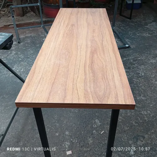 Mesa de escritório com tampo amadeirado e estrutura preta