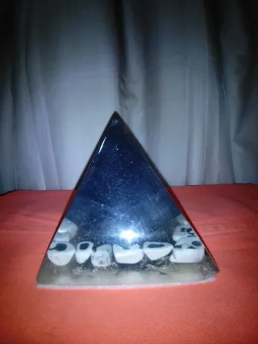 Orgonite pirâmide NEGRA
