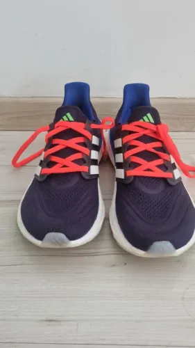 Tenis Adidas Ultraboost feminino.