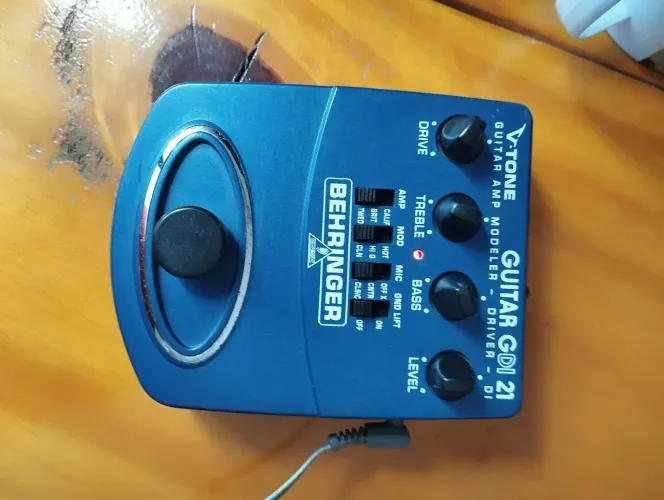 Behringer V-Tone Guitar GDI 21, um simulador de amplificadores e Direct Box (DI)