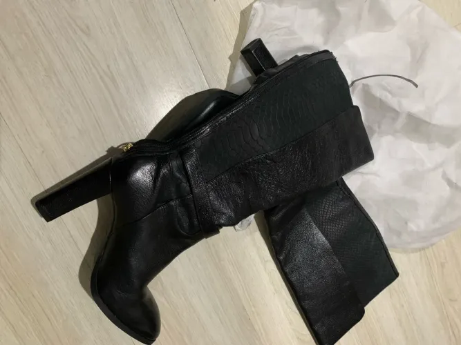 Bota Feminina de Couro Preta