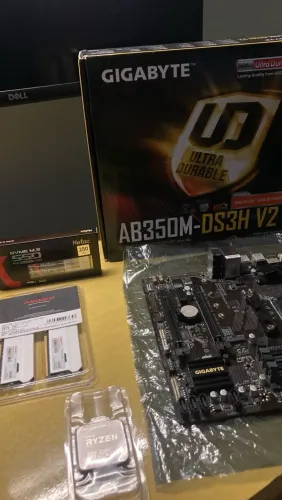 Kit AMD AM4 - Placa-mãe Gigabyte + 32 GB RAM DDR4 + SSD NVMe