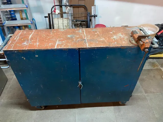 Mesa 1m x 0,80 x 0,28m SEM a morsa, com armário com duas prateleiras mais 4 espaços