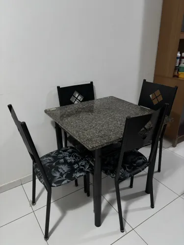 Mesa de cozinha com 4 cadeiras