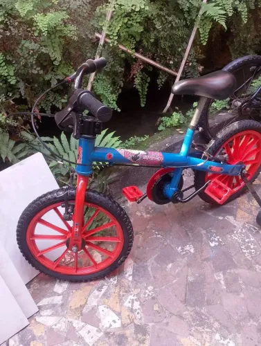 Bicicleta infantil aro 16 completa praticamente nova Homem-Aranha impecável estado de
