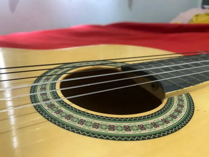 Violão simples usado em perfeito estado