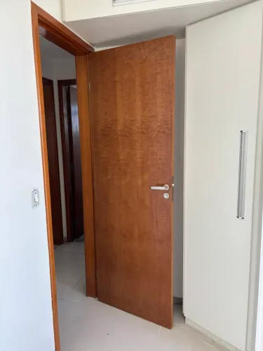 Instalação de porta de madeira