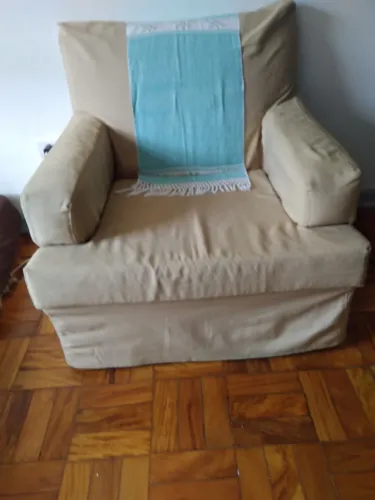 Vendo poltrona novíssima, branca brilhante apenas com a capa de proteção por cima.