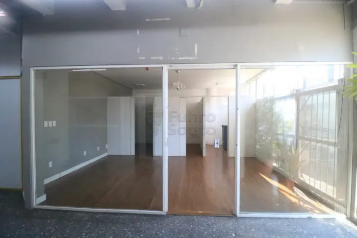 Sala Comercial com Fachada em Vidro no Shopping Calçadão com 56 m² no Centro de Pelotas