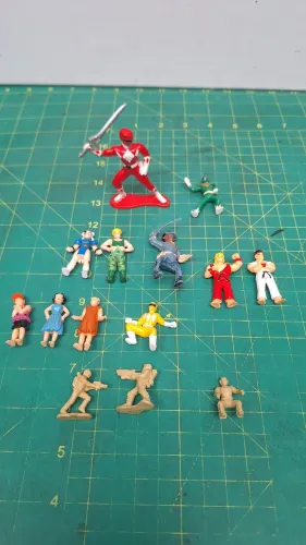 Lote de bonecos antigos, street fighter, Power Rangers ,entre outros