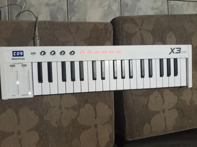Teclado controlador X3 MidiPlus AMW