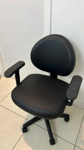 Cadeira giratória preta com braços