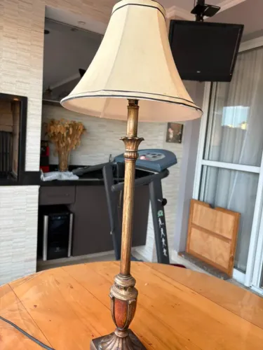 Abajur de Mesa Clássico Retrô em Bronze Envelhecido com Cúpula Bege