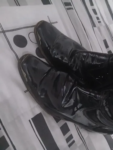 Par de botas pretas em verniz, estilo Elvis Presley