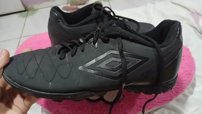 Chuteira preta da Umbro