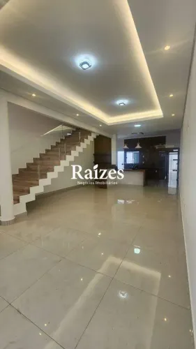 Casa Sobrado à Venda em Uberlândia com 3 Quartos sendo 1 Suíte com Varanda Gourmet e 2 Vag