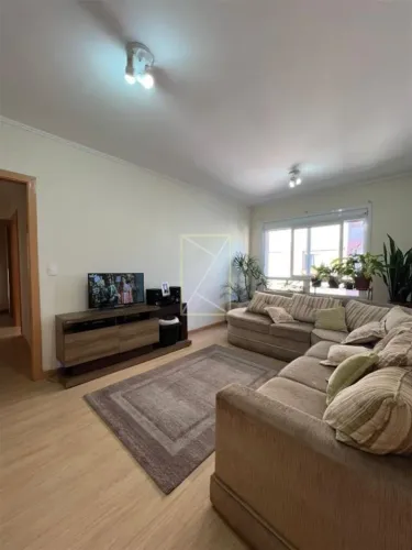 Destak Imóveis vende apartamento semi mobiliado, central, com dormitór