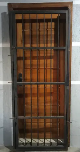 Porta de Segurança ( 2.10x 80, com 2 fechadura)