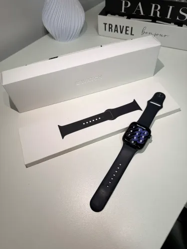 Apple Watch Series 8, 45mm. Com duas pulseiras originais. Com caixa e carregador.