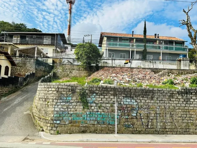 Terreno à Venda na Costeira do Pirajubaé, Florianópolis!