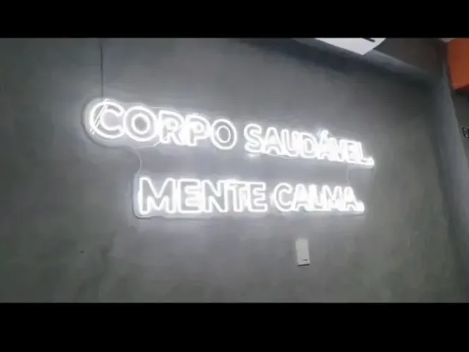 LETREIRO NEÓN - FRASE MOTIVACIONAL