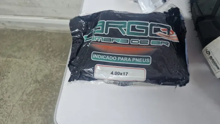 Vende-se 01 pneu traseiro e 02 câmaras de ar para moto Crosser