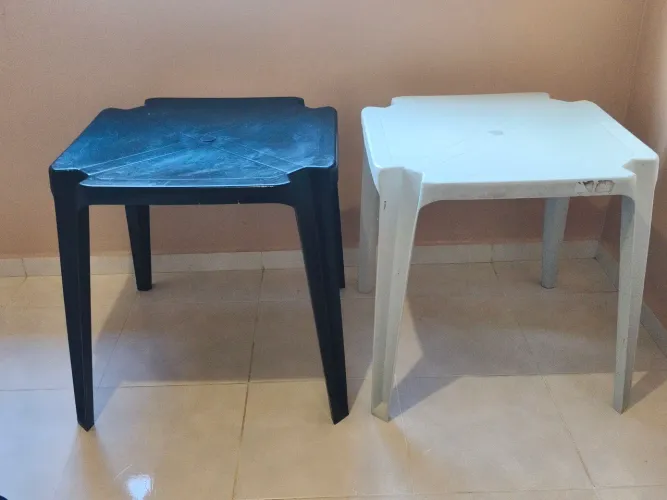 Vendo mesas de plástico R$ 75.00 as duas