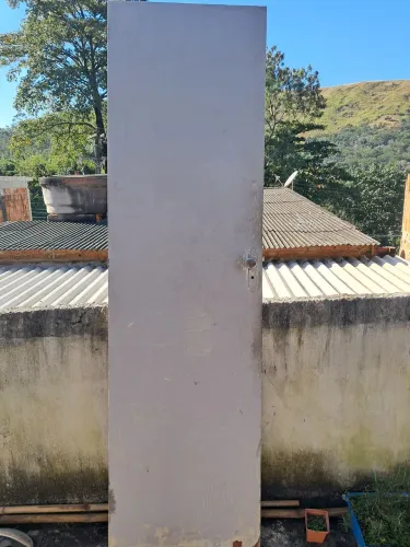 Porta de madeira em condições razoáveis de uso medidas 2.10 cm X 60 cm .