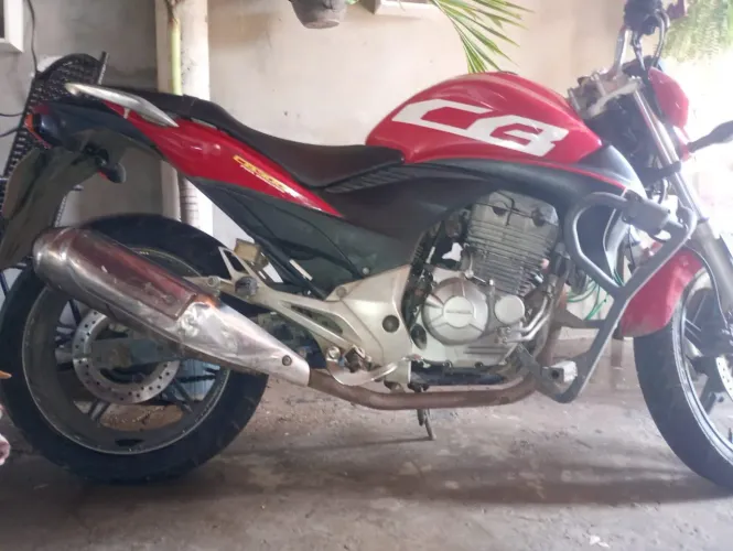 Vendo moto CB300  na cor vermelha.