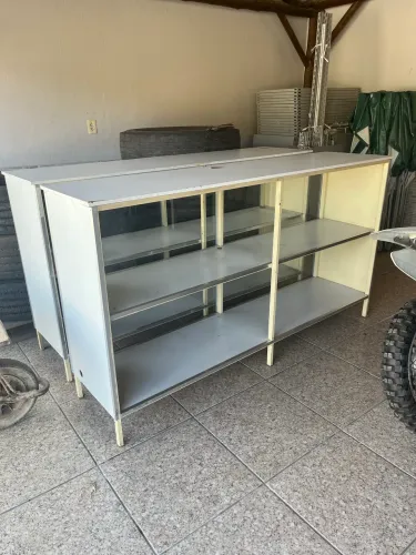 Balcão de loja em boa condição com vidro na frente